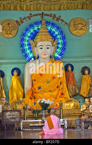 Les gens priaient à Paya Shwedagon, Yangoon, Myanmar. Banque D'Images