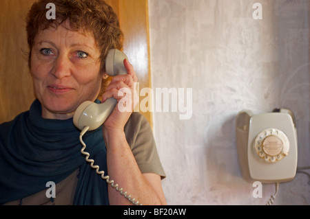 Femme d'âge moyen de parler sur un téléphone Banque D'Images