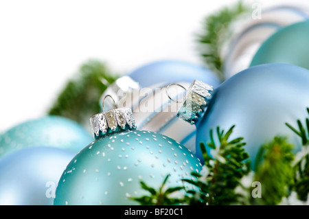 De nombreuses décorations de Noël pose dans des branches de pins Banque D'Images