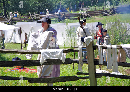 La vie au camp de tentes militaires costumés - Guerre de la Révolution américaine (années 1770) Époque re-enactment Banque D'Images