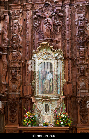 Autel de l'église en bois sculpté dans la paroisse de Nuestra Señora de los Dolores, dans la ville de Dolores Hidalgo, Guanajuato, Mexique. Banque D'Images