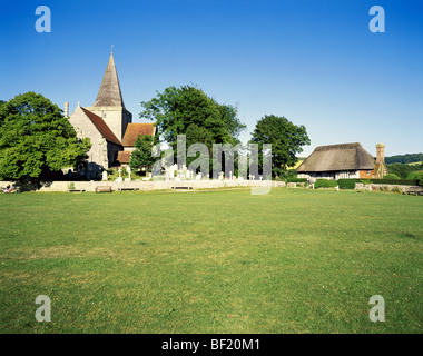 1 156 km et Maison du clergé de l'Église sur la Place du Village, East Sussex, UK, FR Banque D'Images