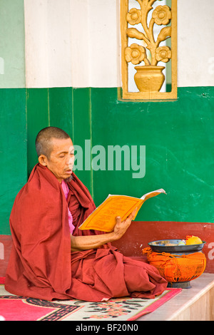 Les gens priaient à Paya Shwedagon, Yangoon, Myanmar. Banque D'Images