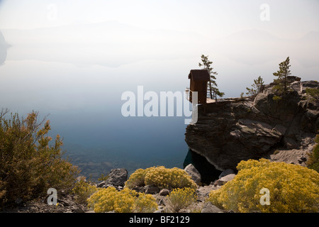 Cleetwood Cove gage d'enregistrement du niveau de l'eau. Morning Mist obscurcit la jante et la ligne d'horizon - Crater Lake National Park Utah Banque D'Images