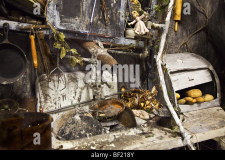 Évier de cuisine avec vaisselle sale et Rusty Banque D'Images