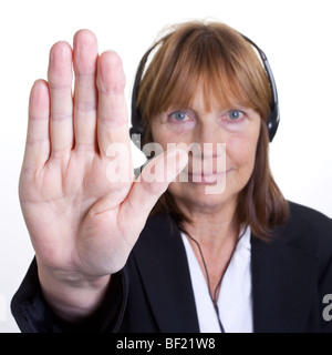 Plus senior business woman's main arthritique dite nodulaire avec doigts dans un arrêt parler à la geste de la main. Banque D'Images