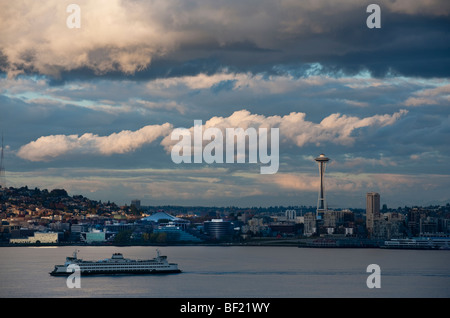 Un allumé de façon spectaculaire vue sur la Space Needle de Seattle et un ferry traversant la baie Elliott de Bainbridge Island. L'État de Washington Banque D'Images