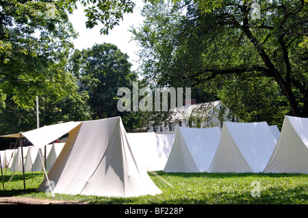 Camp de tentes militaires en costume - Guerre de la Révolution américaine (années 1770) Époque re-enactment Banque D'Images