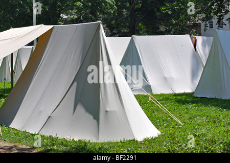 Camp de tentes militaires en costume - Guerre de la Révolution américaine (années 1770) Époque re-enactment Banque D'Images