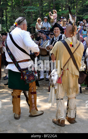 Native American Indian hommes en costume militaire - Guerre de la Révolution américaine (années 1770) Époque re-enactment Banque D'Images