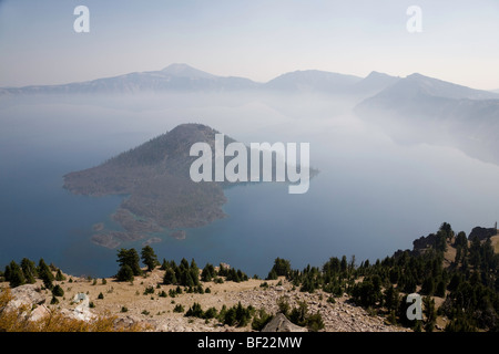 L'île de l'assistant dans la brume du matin - Crater Lake National Park Utah Banque D'Images