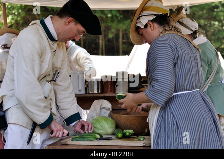 La préparation des aliments en camp de tentes militaires costumés - Guerre de la Révolution américaine (années 1770) Époque re-enactment Banque D'Images