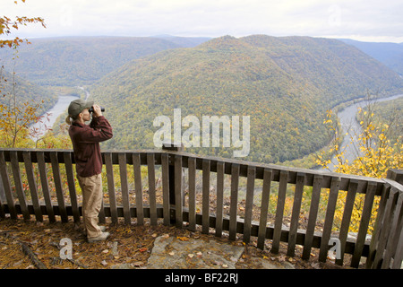 Observateur d'oiseaux avec des jumelles sur le pont d'observation à New River Gorge - West Virginia Banque D'Images