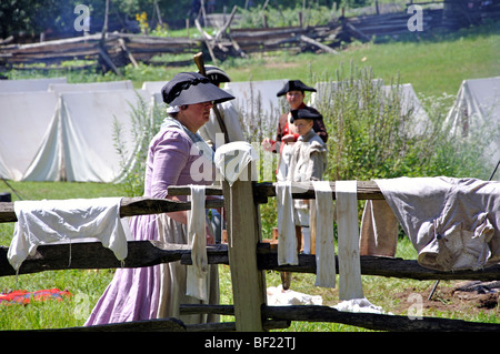 La vie au camp de tentes militaires costumés - Guerre de la Révolution américaine (années 1770) Époque re-enactment Banque D'Images