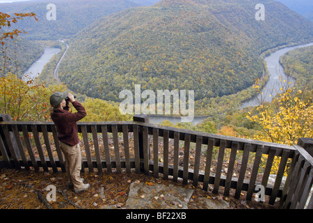 Observateur d'oiseaux avec des jumelles sur le pont d'observation à New River Gorge - West Virginia Banque D'Images