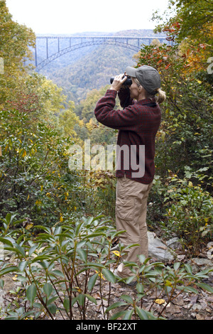 Observateur d'oiseaux avec des jumelles à New River Gorge - Virginie-occidentale - verticale Banque D'Images