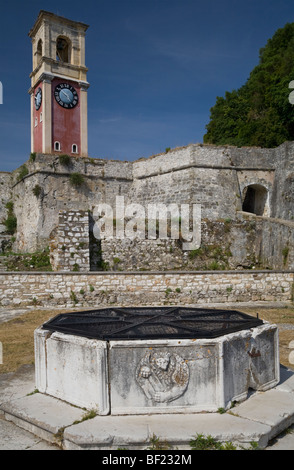 Tour de l'horloge de Venise et bien sur le terrain de l'ancienne forteresse de Corfou (Kerkyra), Grèce Banque D'Images