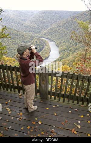 Observateur d'oiseaux avec des jumelles sur le pont d'observation à New River Gorge - Virginie-occidentale - verticale Banque D'Images