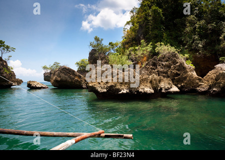 Voir des formations rocheuses sur la côte de l'île de Guimaras à partir d'un bateau de pêche traditionnel (Banca). Philippines Banque D'Images