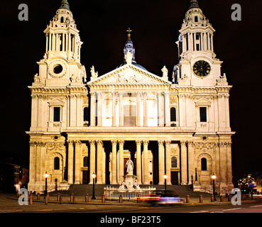 La Cathédrale St Paul Grande porte ouest de Londres la nuit Banque D'Images