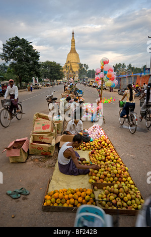 Les gens de Shwemawdaw Paya, Bago, Yangoon, Myanmar. Banque D'Images