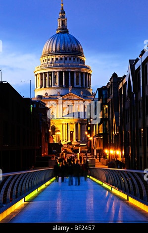 Vue de la Cathédrale St Paul à Londres du Millennium Bridge at night Banque D'Images