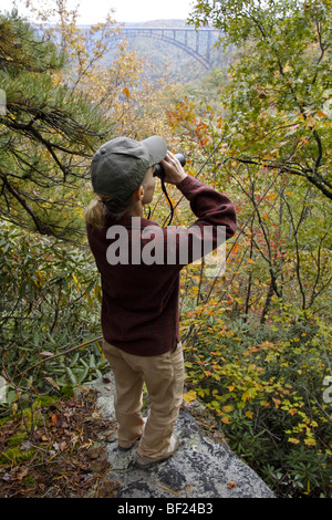 Observateur d'oiseaux avec des jumelles à New River Gorge - Virginie-occidentale - verticale Banque D'Images