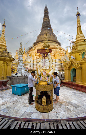 Les gens priaient à Paya Shwedagon, Yangoon, Myanmar. Banque D'Images