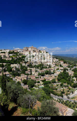 Le pittoresque village perché de Gordes dans le Luberon Banque D'Images