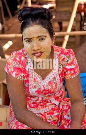 Portrait d'une jeune femme birmane. Banque D'Images