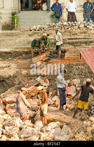 Les personnes qui travaillent dans le Myanmar, Rangoon (Myanmar) Banque D'Images