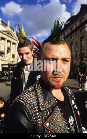 Les Punks à Piccadilly Circus, ville de Londres. Angleterre, Royaume-Uni Banque D'Images