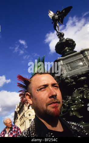 Punk, punk rocker, à Piccadilly Circus, ville de Londres. Angleterre, Royaume-Uni, Grande Bretagne, Europe Banque D'Images