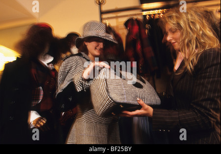 Le essai costume et sac dans la boutique Vivienne Westwood, Londres Banque D'Images