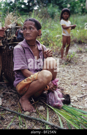 Les Kelabit Dayak Femme avec sac à dos en rotin, jeune fille gilr, à proximité de la Malaisie Bornéo Sarawak Banque D'Images
