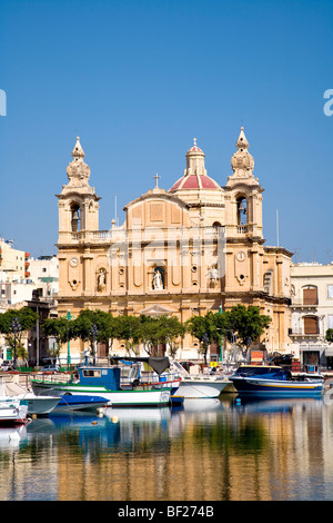 Bateaux de pêche au port en face de l'église Saint-Joseph, Msida, Malte, Europe Banque D'Images