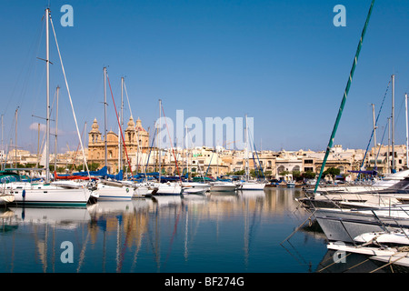 Bateaux à voile à la marina en face de l'église Saint Joseph, Msida, Malte, Europe Banque D'Images