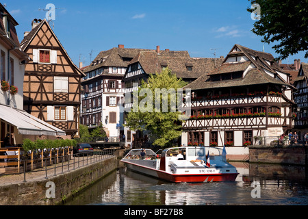 Excursion en bateau le long de la rivière, Restaurant Maison de tanneurs, Petite France, Strasbourg, Alsace, France Banque D'Images