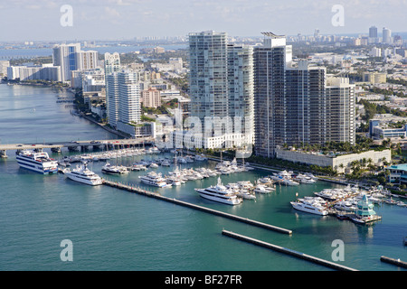 Vue aérienne de Miami Beach Marina et les immeubles de grande hauteur, Miami, Floride, USA Banque D'Images