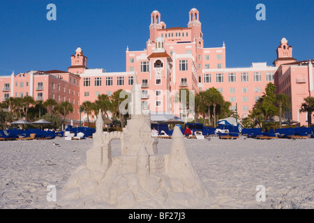 Un château de sable en face de l'Hôtel Don Cesar sous ciel bleu, St. Petersburg Beach, Florida, USA Banque D'Images