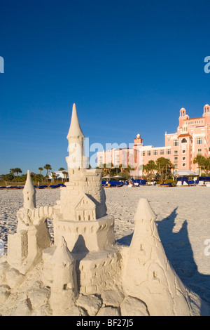 Un château de sable en face de l'Hôtel Don Cesar sous ciel bleu, St. Petersburg Beach, Florida, USA Banque D'Images