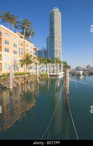 Voir à Miami Beach Marina et d'un immeuble en copropriété sous ciel bleu, Miami, Floride, USA Banque D'Images