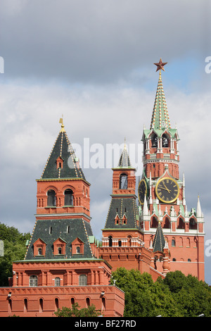 Mur de fortification du Kremlin ; tours d'avant gauche vers l'arrière droite : Konstantino Eleninskaya Nabatnaya-Tower, Tour, Tsarska Banque D'Images