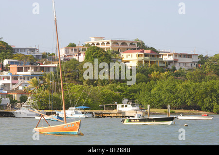 Vue sur les bateaux au large du port maritime de Fajardo, Porto Rico, les Caraïbes, l'Amérique Banque D'Images