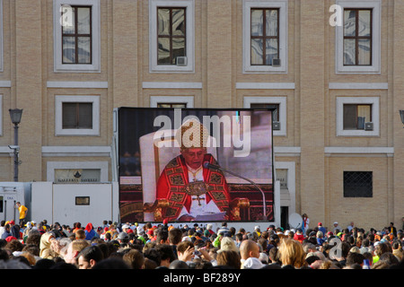 La Place Saint Pierre, écran vidéo montrant le Pape Benoît XVI au cours d'une messe, Rome, Italie, Europe Banque D'Images