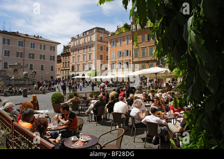 Les gens assis dans un café-terrasse à Piazza Sta Maria, Trastevere, Rome, Italie, Europe Banque D'Images