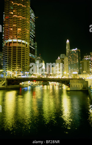 Marina City at night, Chicago, Illinois, États-Unis Banque D'Images