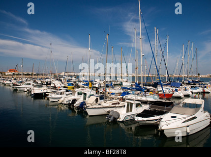 La marina de Vila Real de Santo António, dans l'Algarve Portugal province. La ville espagnole d'Ayamonte est dans l'arrière-plan Banque D'Images