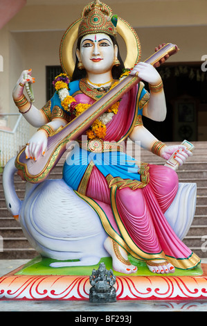 Saraswati indiens statue déesse hindoue, Outside Music College à Puttaparthi, Andhra Pradesh, Inde Banque D'Images