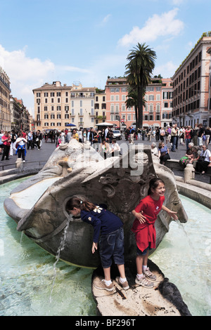 Fontana della Barcaccia sur la Piazza di Spagna, Rome, Italie Banque D'Images